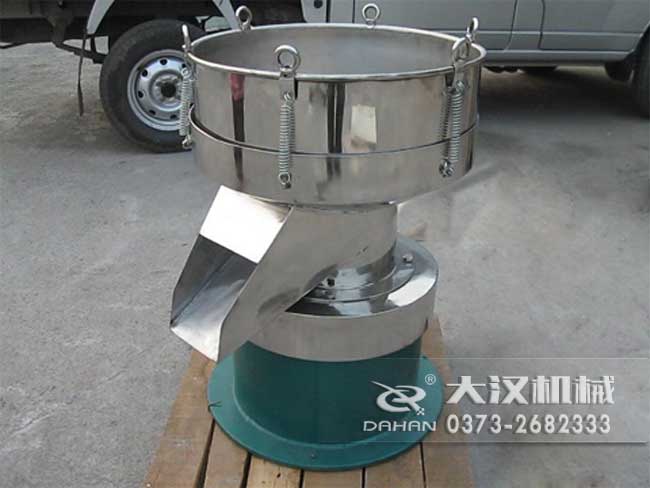 涂料振動(dòng)篩由：框體，振動(dòng)斗，出料口，振動(dòng)電機(jī)底座等部件組成