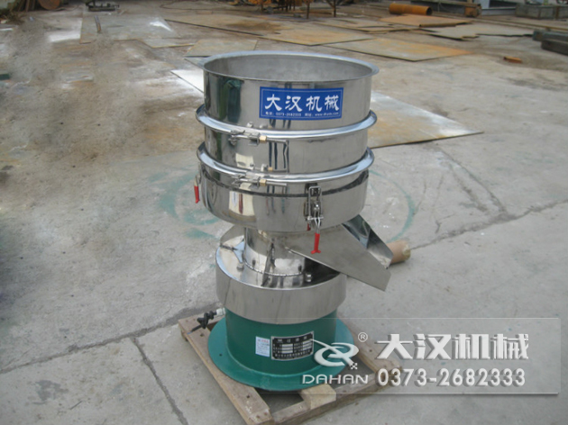 涂料過(guò)濾振動(dòng)篩：利用振動(dòng)電機(jī)的振動(dòng)力帶動(dòng)物料在篩網(wǎng)上進(jìn)行篩分，從而利用篩網(wǎng)孔徑的大小不同，完成涂料的分級(jí)，除雜等篩分目的。