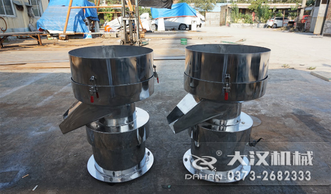 不銹鋼涂料振動(dòng)篩是一種比較受用戶(hù)歡迎的產(chǎn)品之一，主要優(yōu)勢(shì)耐酸堿，不生銹，使用壽命長(zhǎng)。