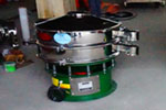 800型單層三次元振動(dòng)篩，產(chǎn)量可達(dá)800kg/h。