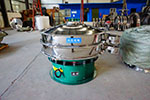 1200型三次元振動(dòng)篩，產(chǎn)量可達(dá)2100kg/h。